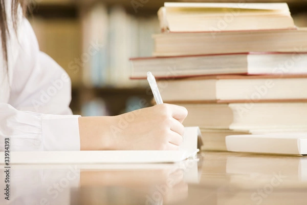 Obraz 図書室で勉強する女子中学生の手元