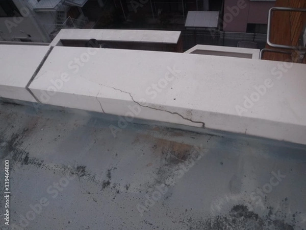 Fototapeta マンション屋上部立上り部のひび割れ