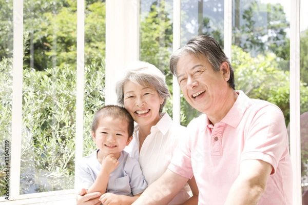 Obraz Babcia trzymająca wnuki