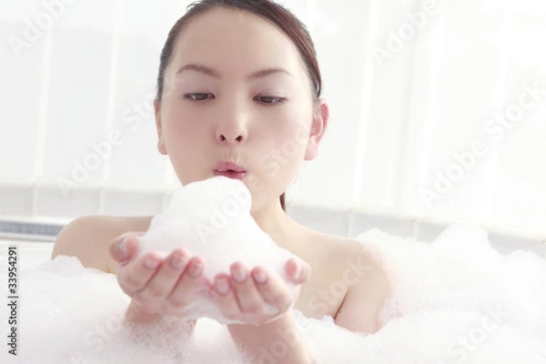 Fototapeta お風呂の泡を手に持つ女性