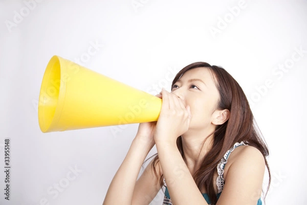 Fototapeta メガホンで叫ぶ女性