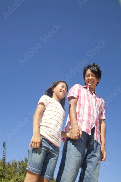 Obraz 手をつないで立つ親子