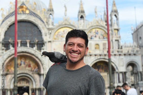Fototapeta Smiling man with a bird on his shoulder - Venice