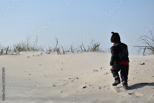 Obraz dziecko, plaża, wiosna, jesień, zabawa, słońce, hartowanie, czapka, kurtka, miki, czarny, piasek, radość, dzieciństwo, Kołobrzeg, wydmy, Morze Bałtyk, morze, bałtyckie,  spacer, pustynia, 