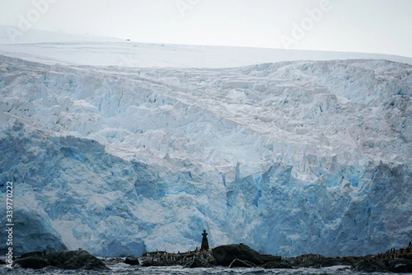 Fototapeta Statue in an Island in front of Iceberg