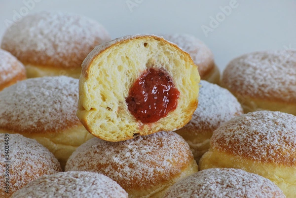 Obraz Krapfen aufgeschnitten mit Marmelade