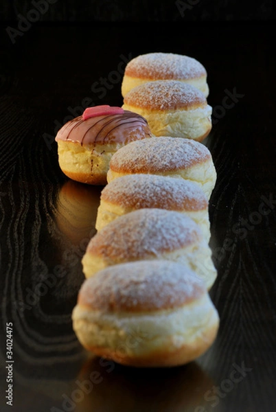 Obraz Krapfen auf dunklem Hintergrund mit Herz