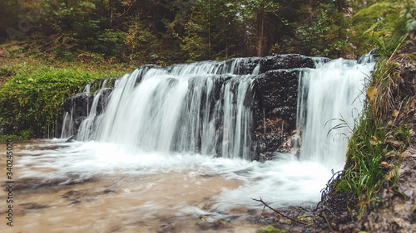 Obraz Wodospad. Leśny wodospad. Leśny potok. Nad wodospadem