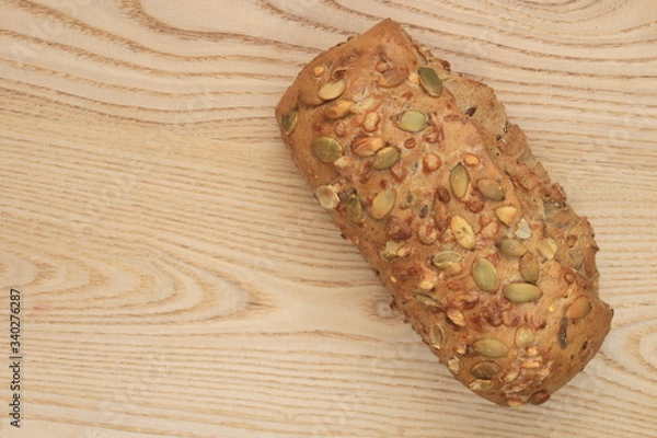 Fototapeta Kürbiskernbrötchen auf einem Holzbrett