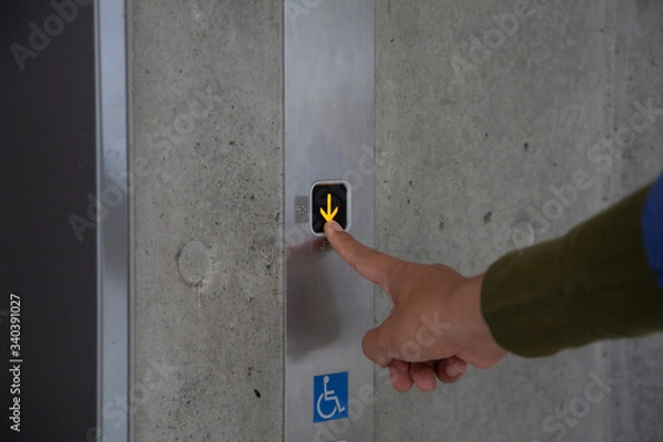 Fototapeta エレベーターボタンを押す指