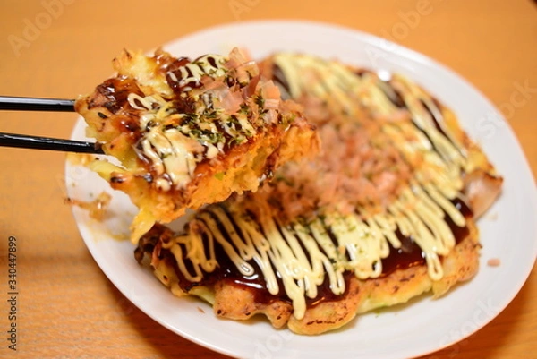 Obraz お好み焼きを箸で掴む