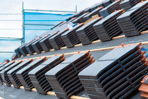 Fototapeta 瓦の積まれた建築中の屋根