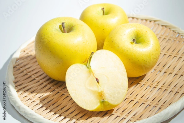 Obraz 日本の黄色いリンゴ、長野県の「シナノゴールド（Shinano-gold)」