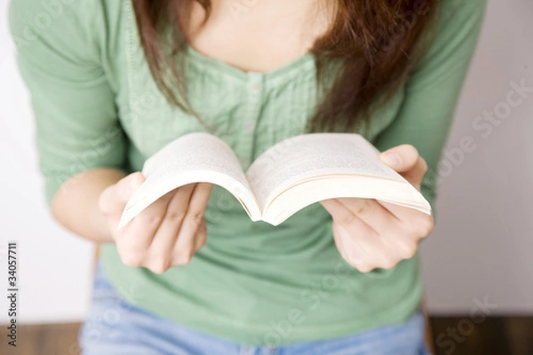 Fototapeta 本を読む女性の手元