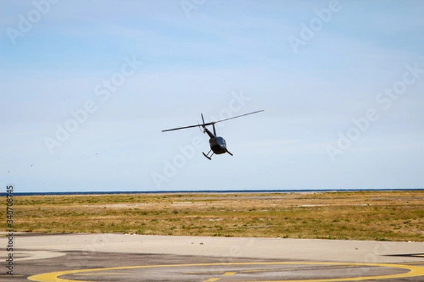 Obraz Ein Helikopter an, über den Landeplatz für Hubschrauber
