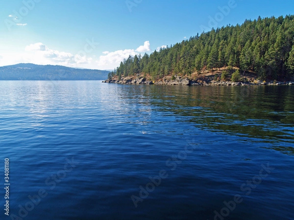 Fototapeta Mountain Lake pod głębokim błękitnym niebo Coeur d'Alene Idaho USA