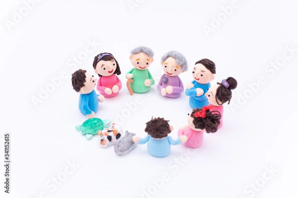 Obraz 手作り紙粘土人形　４世代が集まって家族会議　円陣　家族集合