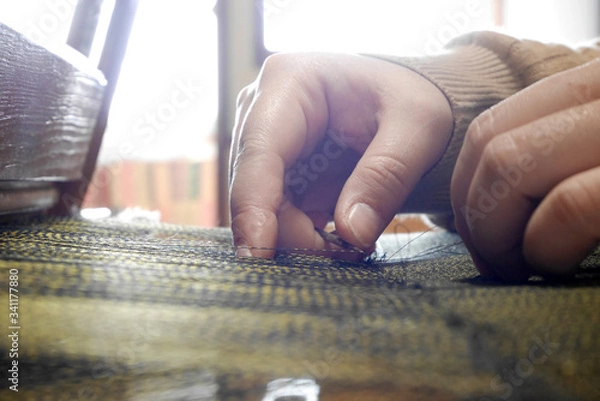 Obraz 奄美で大島紬を織る女性