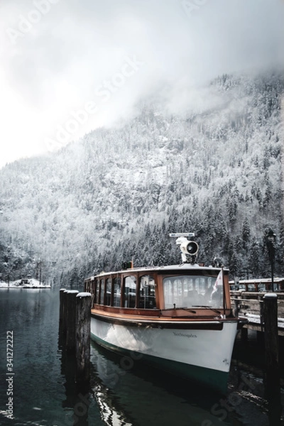 Obraz boat on the river in winter