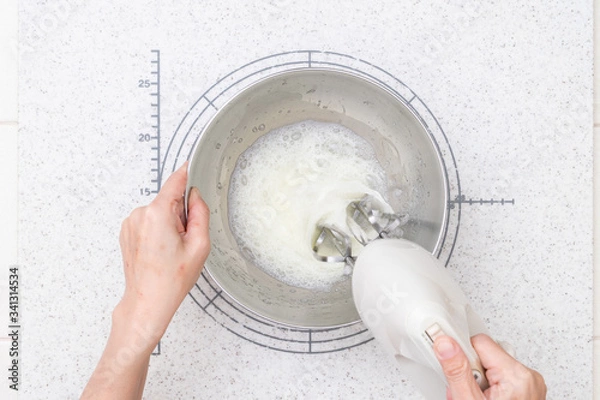 Fototapeta 自宅でミルクティーシフォンケーキを作る工程　8-ハンドミキサーでメレンゲを作る様子