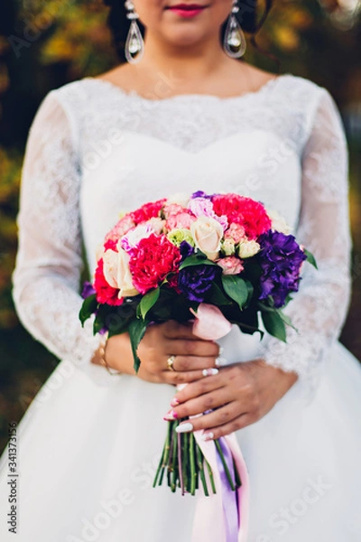 Obraz bride holding bouquet
