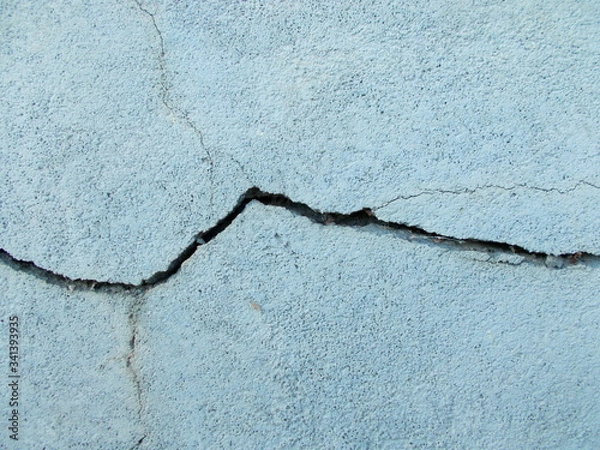 Fototapeta 
Crack in the wall of the building. Blurred defocused background for web design.
