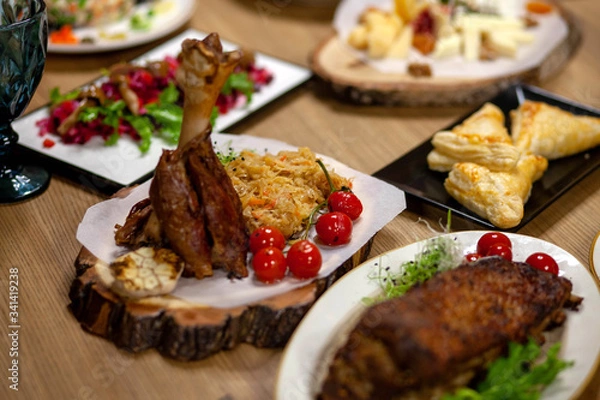 Fototapeta 
meat with greens and tomatoes on a plate