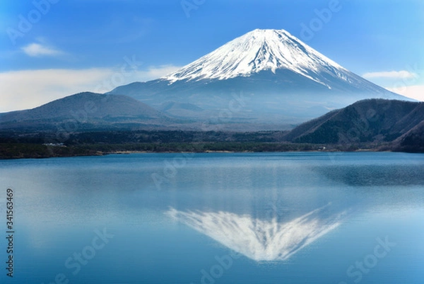 Fototapeta 独立峰とカルデラ湖、富士山と本栖湖の水面反射