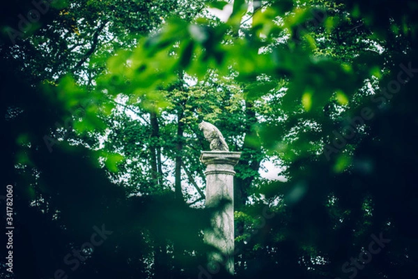 Obraz posąg las drzewa 