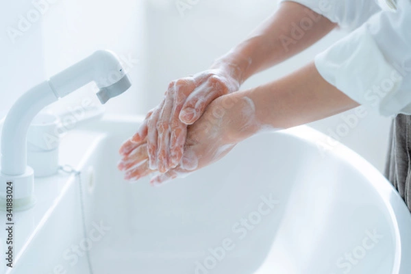 Fototapeta 手洗いをする女の子の手元