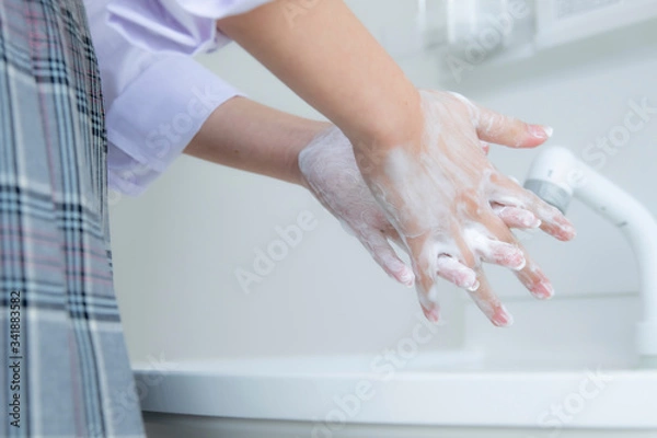 Fototapeta 手洗いをする女子学生の手元