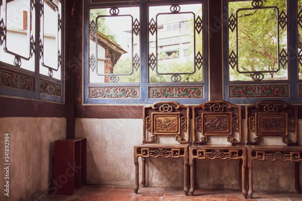 Obraz レトロなインテリア　アンティークの中国風椅子３脚が並ぶ明るい窓際