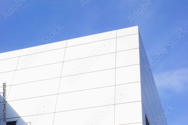 Fototapeta corner of a white building