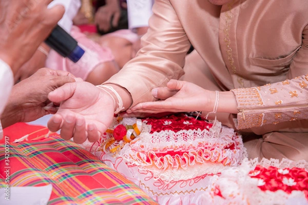 Fototapeta ประคองมือเจ้าบ่าว