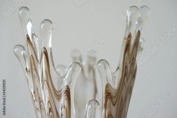 Obraz Glasvase-gemustert vor einem weißen Hintergrund