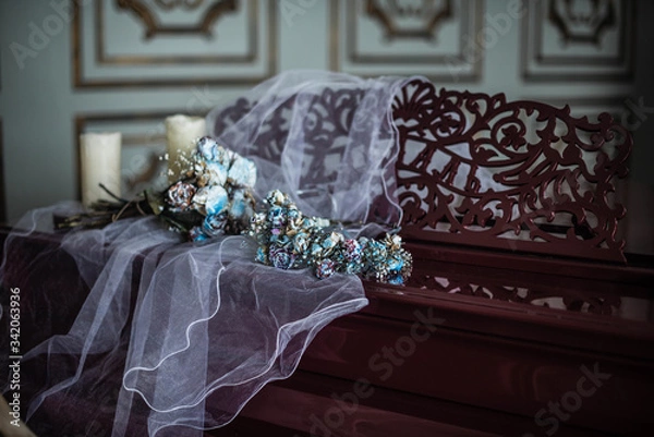 Obraz wilted bouquet lies  on the piano