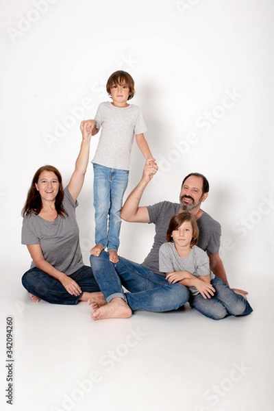 Obraz FAMILIA FELIZ EN ESTUDIO FONDO BLANCO
