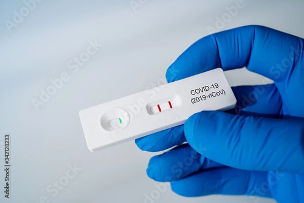 Obraz Lekarz z pozytywnym wynikiem na COVID-19 z zestawem testów na chorobę wirusową COVID-19 2019-nCoV. Test zestawu karty laboratoryjnej na obecność wirusa koronawirusa SARS-CoV-2. Szybki test COVID-19.