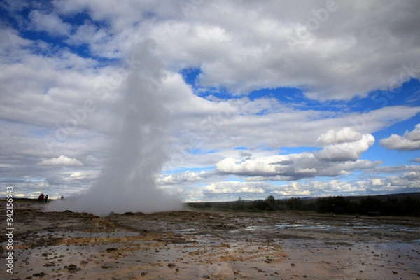 Obraz Geysir / Iceland - August 25, 2017: Strokkur geysir eruption near Golden Circle, Iceland