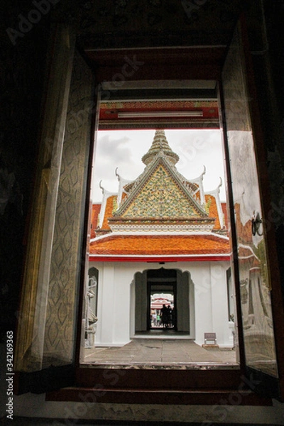 Fototapeta Entrance to the Wat Arun temple grounds through shadows