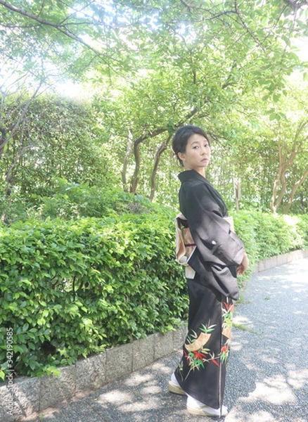 Obraz 夏の新緑を歩く着物の女性