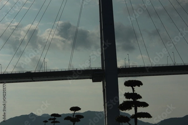 Fototapeta 大型のつり橋　曇り空で形が不吉な感じを醸し出している　瀬戸内海のしまなみ海道