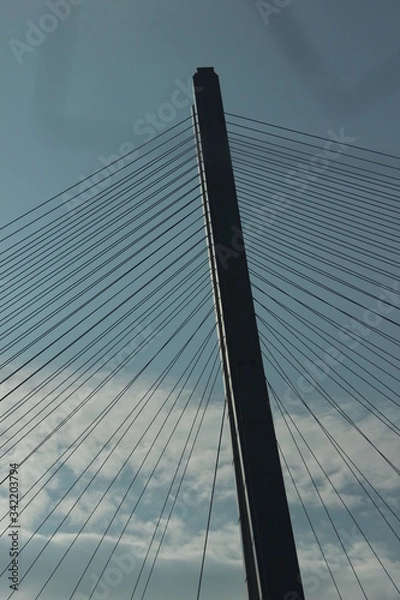 Fototapeta 大型のつり橋　曇り空で形が不吉な感じを醸し出している　瀬戸内海のしまなみ海道