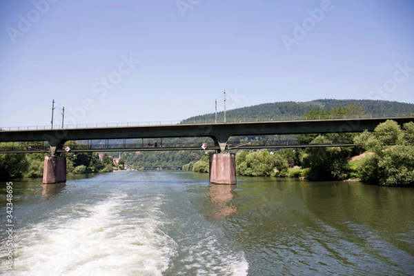 Fototapeta blick auf eine brücke über den neckar in heidelberg deutschland