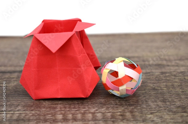 Obraz Origami ball with flower vase