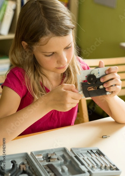 Obraz Mädchen bastelt