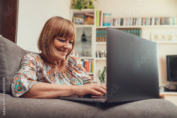 Fototapeta Maestra di mezza età lavora da casa durante il covid 19