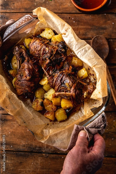 Fototapeta carne avvolta nella pancetta e cotta in forno. Beccaccia con la pancetta e patate. Selvaggina