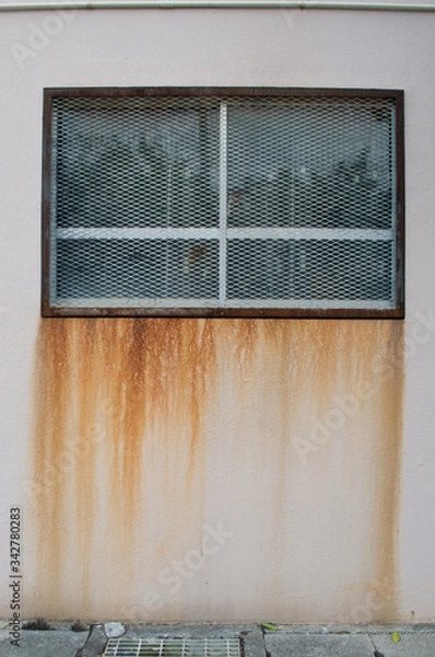 Obraz 赤錆びの水垢が垂れる窓