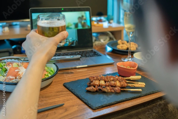 Fototapeta インターネットを使ったオンライン飲み会